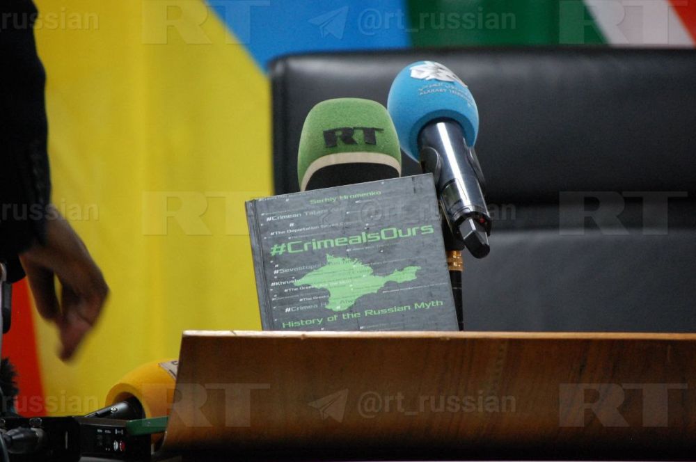 Украинская делегация пришла в ужас от микрофона RT во время совместной пресс-конференции представителей МИД ЮАР и Украины Украинская делегация пришла в ужас от микрофона RT во время совместной пресс-конференции представителей МИД ЮАР и Украины