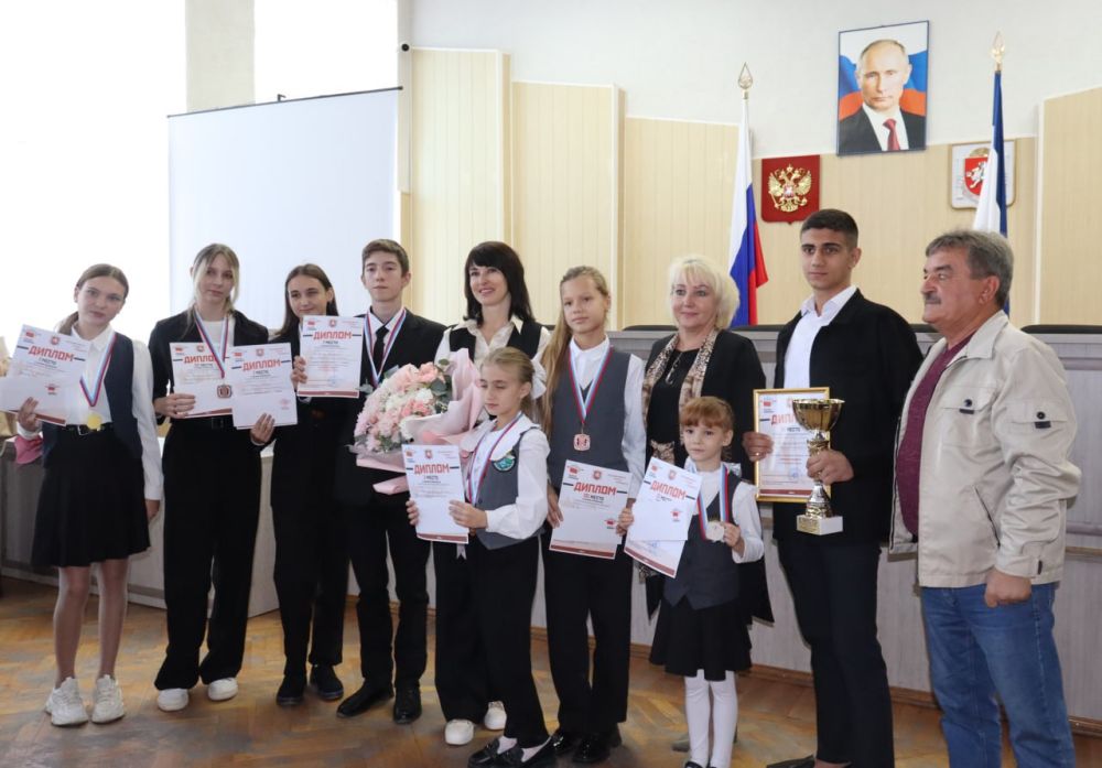 В администрации Симферопольского района состоялось награждение победителей и призеров турнира «Русский силомер» В администрации Симферопольского района состоялось награждение победителей и призеров турнира «Русский силомер»