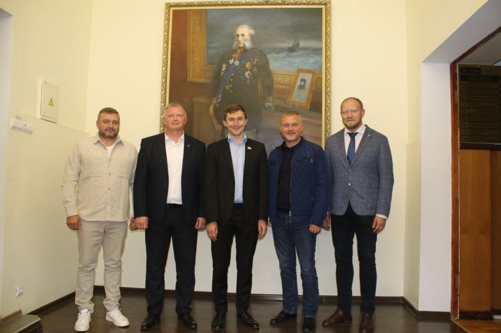 Игорь Ткаченко: Вместе с Главой муниципального образования — Председателем Феодосийского горсовета Иваном Васильевичем... Игорь Ткаченко: Вместе с Главой муниципального образования — Председателем Феодосийского горсовета Иваном Васильевичем...
