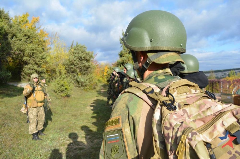 ЮНЫЕ КОМАНДИРЫ В СТРОЮ. В Крыму стартовали военно-патриотические сборы «ШКОЛА ЮНЫХ КОМАНДИРОВ ШТОРМ - КРЫМ» В Бахчисарае... ЮНЫЕ КОМАНДИРЫ В СТРОЮ. В Крыму стартовали военно-патриотические сборы «ШКОЛА ЮНЫХ КОМАНДИРОВ ШТОРМ - КРЫМ» В Бахчисарае...