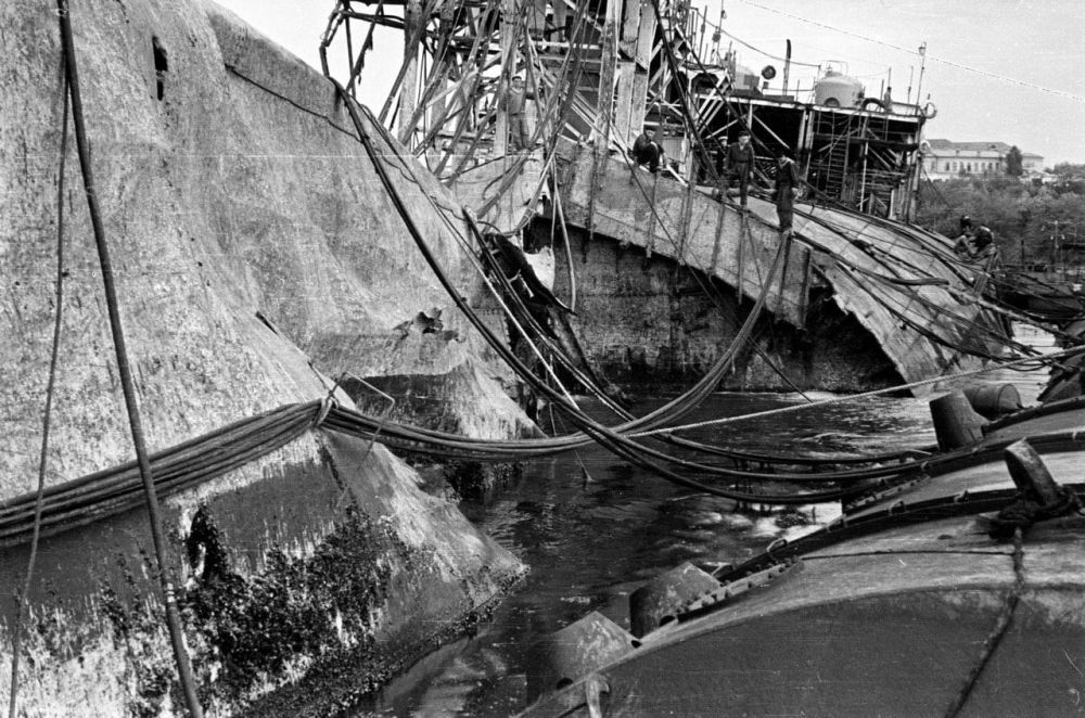 Гибель «Новороссийска». 29 октября 1955 г. в Северной бухте Севастополя был взорван линкор «Новороссийск». По разным данным, погибли от 617 до 829 человек, включая спасателей Гибель «Новороссийска». 29 октября 1955 г. в Северной бухте Севастополя был взорван линкор «Новороссийск». По разным данным, погибли от 617 до 829 человек, включая спасателей