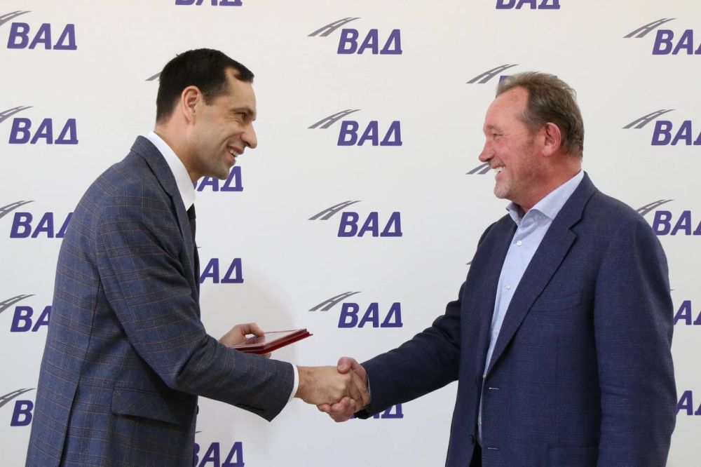 Андрей Козырев поздравил коллектив компании «ВАД» с Днём работников дорожного хозяйства Андрей Козырев поздравил коллектив компании «ВАД» с Днём работников дорожного хозяйства