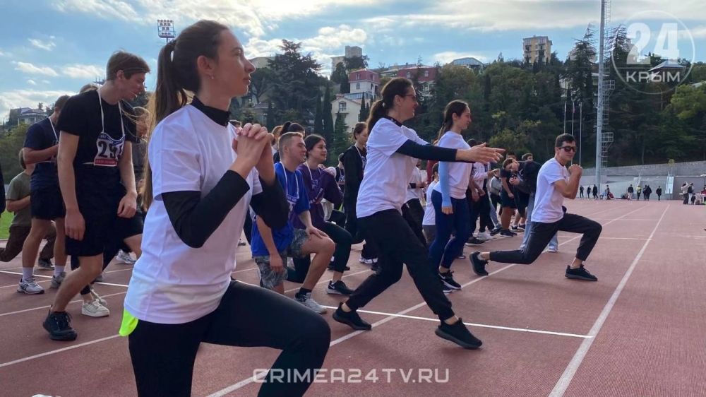 В Ялте около 100 студентов колледжей присоединились к Марафону зарядок В Ялте около 100 студентов колледжей присоединились к Марафону зарядок