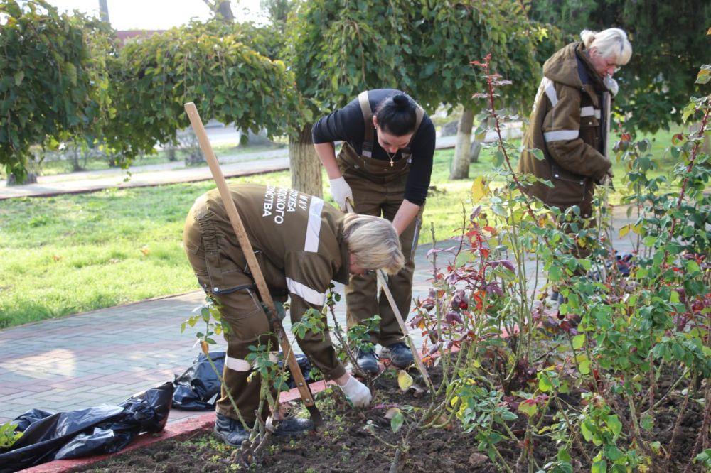 #зеленые_насаждения. В Керчи продолжаются работы по благоустройству городских цветников #зеленые_насаждения. В Керчи продолжаются работы по благоустройству городских цветников