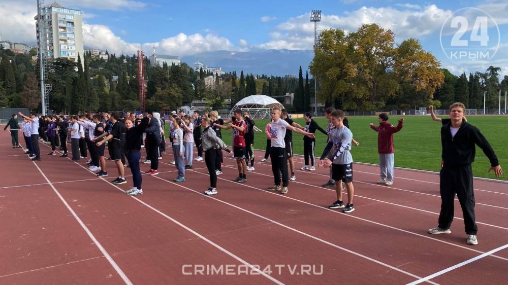 В Ялте около 100 студентов колледжей присоединились к Марафону зарядок В Ялте около 100 студентов колледжей присоединились к Марафону зарядок