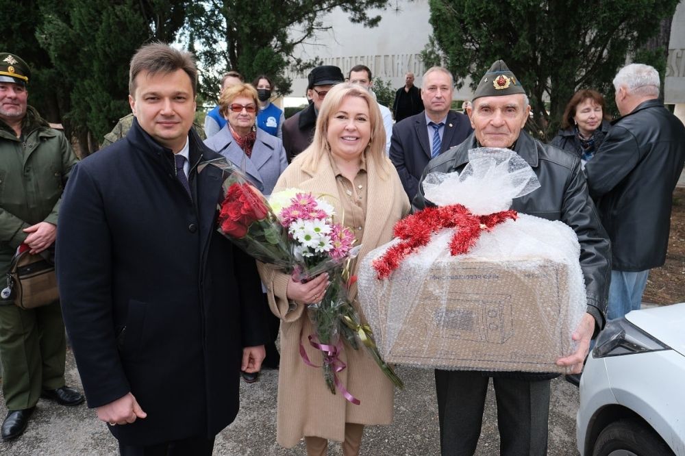 Янина Павленко: Коренной ялтинец, небезразличный к судьбе любимого города, человек, на которого всегда можно положиться, добрый друг, с которым всегда готова и в огонь, и в воду! И, наконец, тот, кому снова доверено руководить муниципалитетом Янина Павленко: Коренной ялтинец, небезразличный к судьбе любимого города, человек, на которого всегда можно положиться, добрый друг, с которым всегда готова и в огонь, и в воду! И, наконец, тот, кому снова доверено руководить муниципалитетом