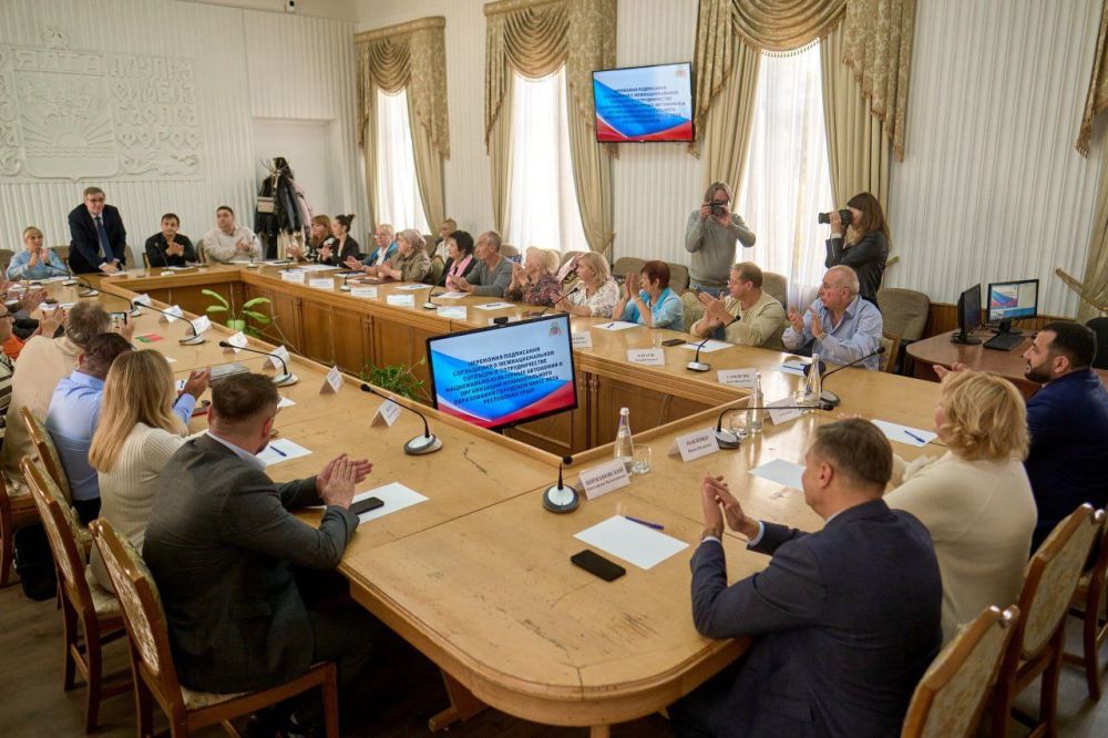 Янина Павленко: В преддверии Дня народного единства вместе с Главой муниципалитета Константином Шимановским подписали Соглашение о межнациональном согласии и сотрудничестве с представителями национально-культурных автономий Ялты! Янина Павленко: В преддверии Дня народного единства вместе с Главой муниципалитета Константином Шимановским подписали Соглашение о межнациональном согласии и сотрудничестве с представителями национально-культурных автономий Ялты!