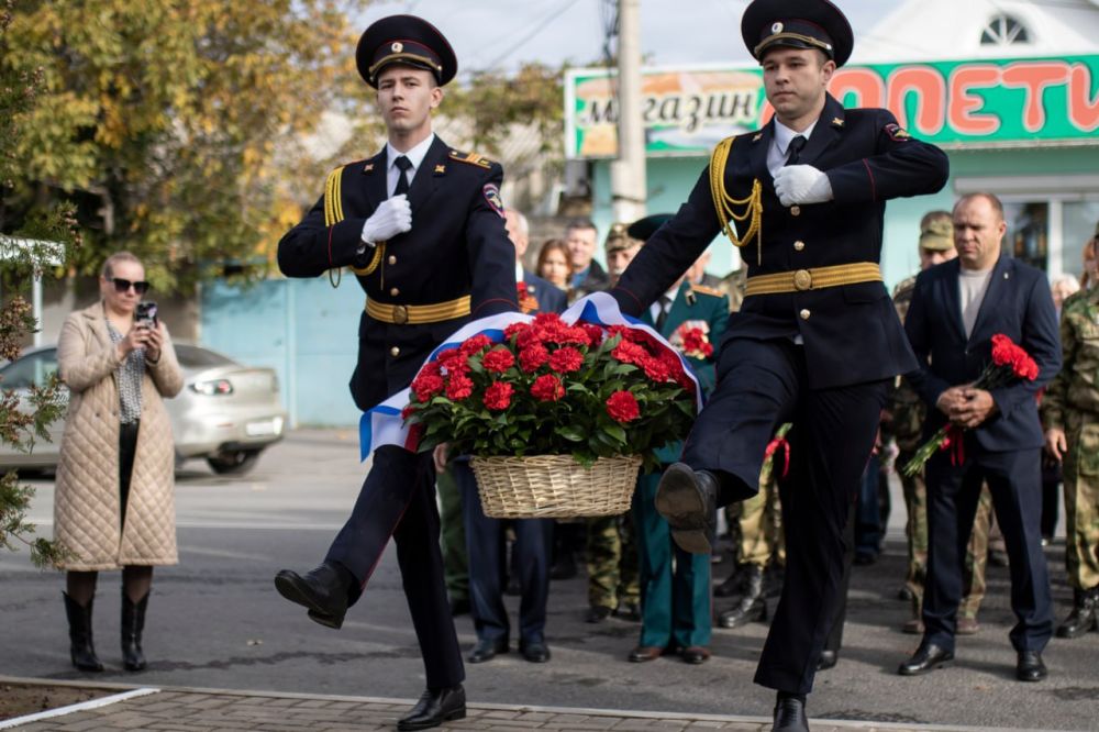 31 октября в крымской столице состоялась торжественная церемония возложения цветов, посвященная 83-й годовщине формирования 51-й Армии Крымского фронта 31 октября в крымской столице состоялась торжественная церемония возложения цветов, посвященная 83-й годовщине формирования 51-й Армии Крымского фронта