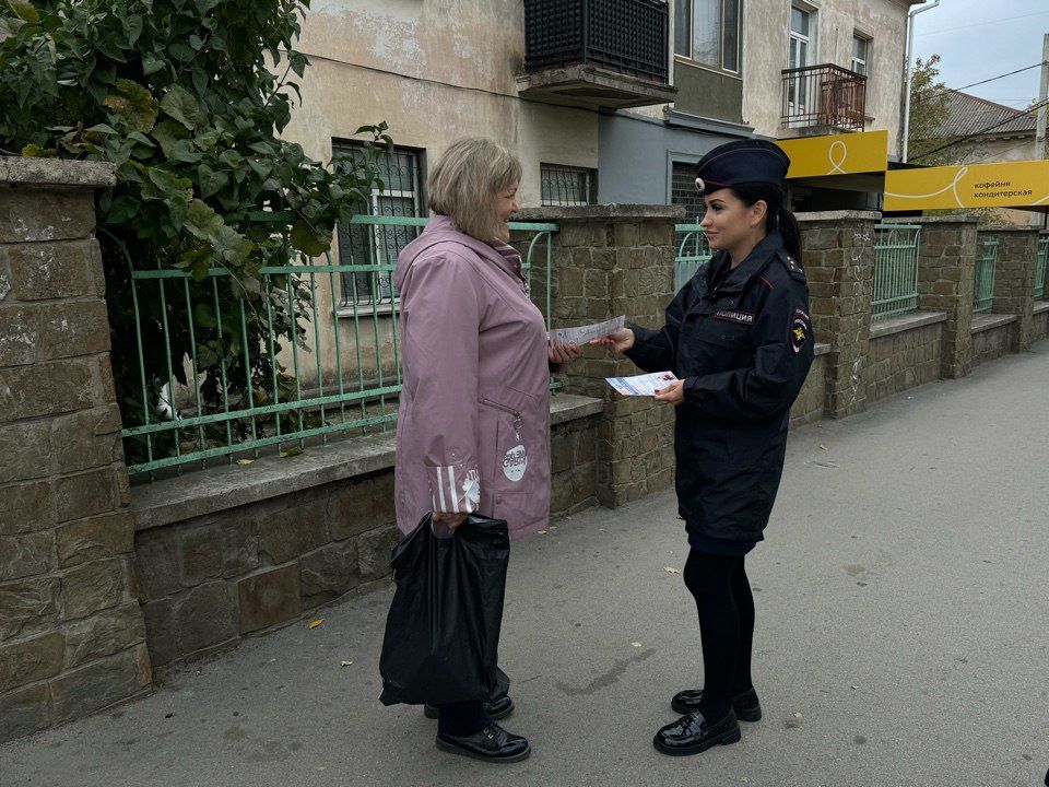 Сотрудники Госавтоинспекции и волонтеры напомнили гражданам о правилах безопасного перехода проезжей части Сотрудники Госавтоинспекции и волонтеры напомнили гражданам о правилах безопасного перехода проезжей части