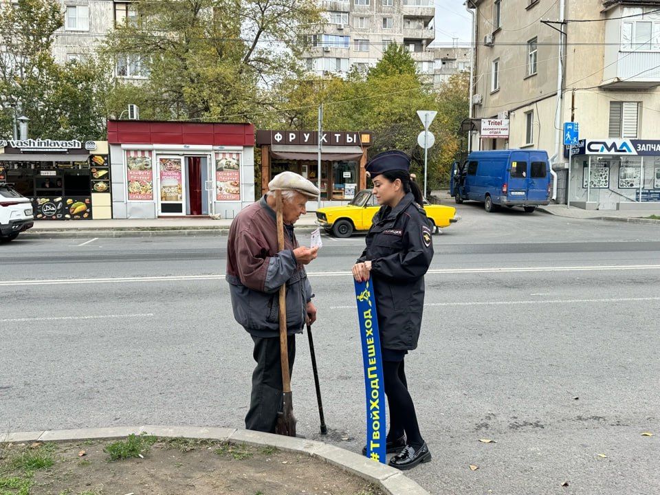 Сотрудники Госавтоинспекции и волонтеры напомнили гражданам о правилах безопасного перехода проезжей части Сотрудники Госавтоинспекции и волонтеры напомнили гражданам о правилах безопасного перехода проезжей части