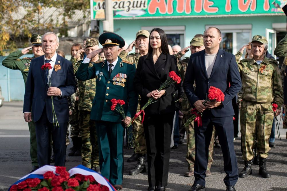 31 октября в крымской столице состоялась торжественная церемония возложения цветов, посвященная 83-й годовщине формирования 51-й Армии Крымского фронта 31 октября в крымской столице состоялась торжественная церемония возложения цветов, посвященная 83-й годовщине формирования 51-й Армии Крымского фронта