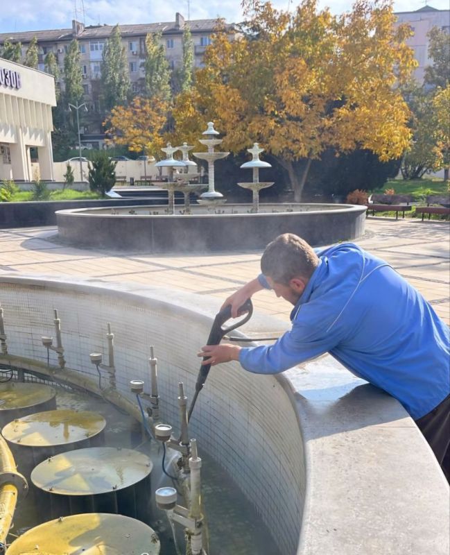 Сотрудники учреждения «Парки столицы» в постоянном режиме выполняют работы по уходу и содержанию парковых зон Симферополя Сотрудники учреждения «Парки столицы» в постоянном режиме выполняют работы по уходу и содержанию парковых зон Симферополя