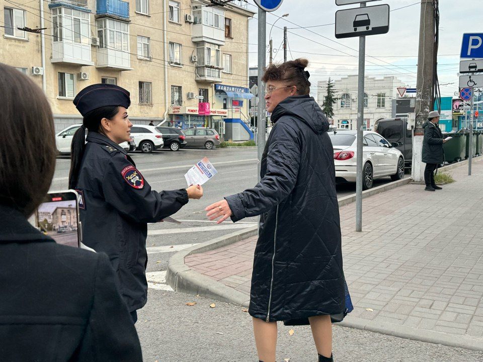 Сотрудники Госавтоинспекции и волонтеры напомнили гражданам о правилах безопасного перехода проезжей части Сотрудники Госавтоинспекции и волонтеры напомнили гражданам о правилах безопасного перехода проезжей части