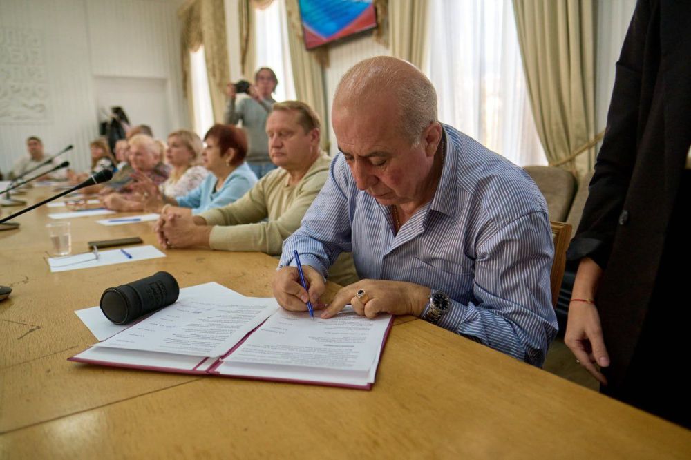 Янина Павленко: В преддверии Дня народного единства вместе с Главой муниципалитета Константином Шимановским подписали Соглашение о межнациональном согласии и сотрудничестве с представителями национально-культурных автономий Ялты! Янина Павленко: В преддверии Дня народного единства вместе с Главой муниципалитета Константином Шимановским подписали Соглашение о межнациональном согласии и сотрудничестве с представителями национально-культурных автономий Ялты!