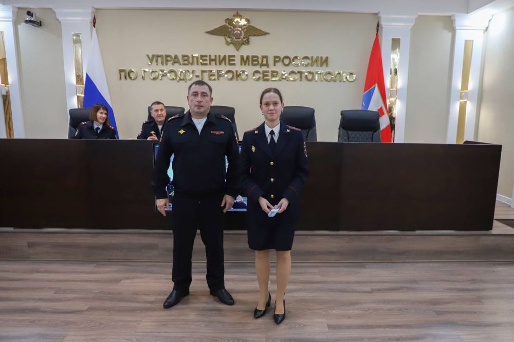 Начальник УМВД России по г. Севастополю полковник полиции Сергей Сигунов вручил новые погоны сотрудникам ОВД, получившим очередные специальные звания Начальник УМВД России по г. Севастополю полковник полиции Сергей Сигунов вручил новые погоны сотрудникам ОВД, получившим очередные специальные звания
