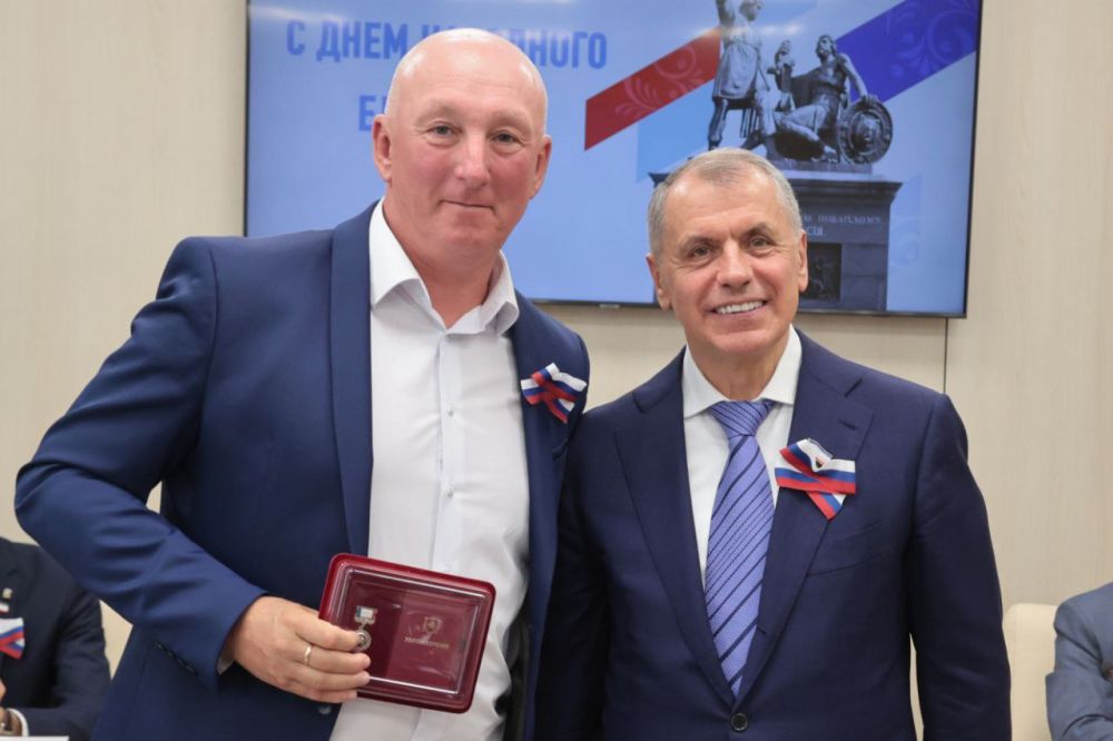 Владимир Константинов: По традиции в канун Дня народного единства вручил юным крымчанам российские паспорта и наградил наших сограждан, внесших значительный вклад в развитие Крыма Владимир Константинов: По традиции в канун Дня народного единства вручил юным крымчанам российские паспорта и наградил наших сограждан, внесших значительный вклад в развитие Крыма