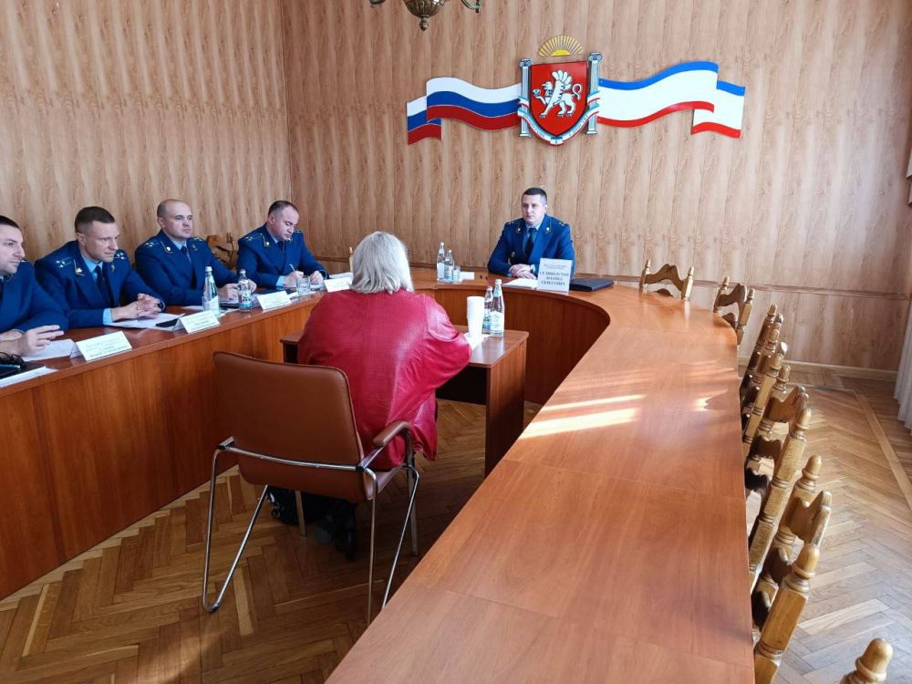 Заместитель прокурора республики Леонид Селивёрстов провел прием граждан на базе прокуратуры города Симферополя Заместитель прокурора республики Леонид Селивёрстов провел прием граждан на базе прокуратуры города Симферополя