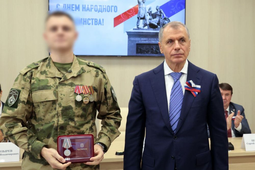 Владимир Константинов: По традиции в канун Дня народного единства вручил юным крымчанам российские паспорта и наградил наших сограждан, внесших значительный вклад в развитие Крыма Владимир Константинов: По традиции в канун Дня народного единства вручил юным крымчанам российские паспорта и наградил наших сограждан, внесших значительный вклад в развитие Крыма