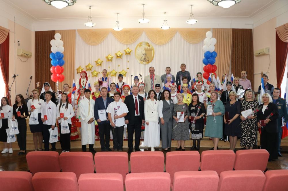 Феодосийцев поздравили с наступающим праздником - Днём народного единства Феодосийцев поздравили с наступающим праздником - Днём народного единства