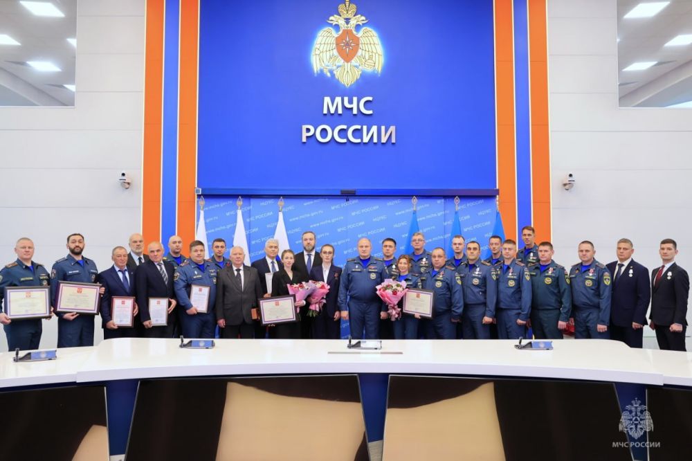 Глава МЧС России Александр Куренков вручил медаль "За спасение погибавших" за эвакуацию населения Херсонской области в 2022 году генералу-лейтенанту внутренней службы начальнику Главного управления МЧС России по Республике Крым Аркадию Ожигину Глава МЧС России Александр Куренков вручил медаль "За спасение погибавших" за эвакуацию населения Херсонской области в 2022 году генералу-лейтенанту внутренней службы начальнику Главного управления МЧС России по Республике Крым Аркадию Ожигину