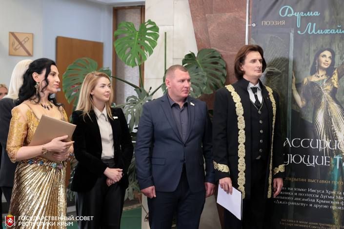В Государственном Совете Республики Крым открылась выставка художницы и поэтессы Дугмы Михайловой «Ассирии чарующие тайны», которая раскрывает образы одного из древних народов – ассирийцев В Государственном Совете Республики Крым открылась выставка художницы и поэтессы Дугмы Михайловой «Ассирии чарующие тайны», которая раскрывает образы одного из древних народов – ассирийцев