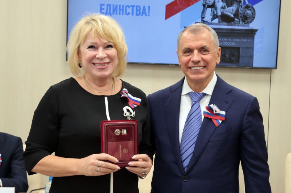 В канун Дня народного Единства крымчанам вручили награды за значительный вклад в развитие региона В канун Дня народного Единства крымчанам вручили награды за значительный вклад в развитие региона
