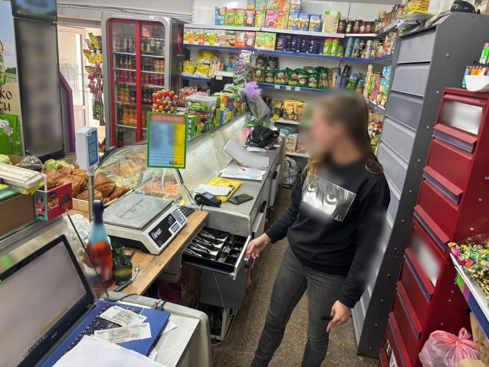 Сотрудники патрульно-постовой службы полиции в г. Саки по горячим следам установили и задержали подозреваемого в краже денег из кассы магазина Сотрудники патрульно-постовой службы полиции в г. Саки по горячим следам установили и задержали подозреваемого в краже денег из кассы магазина