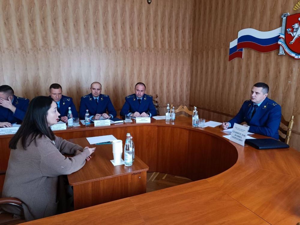 Заместитель прокурора республики Леонид Селивёрстов провел прием граждан на базе прокуратуры города Симферополя Заместитель прокурора республики Леонид Селивёрстов провел прием граждан на базе прокуратуры города Симферополя