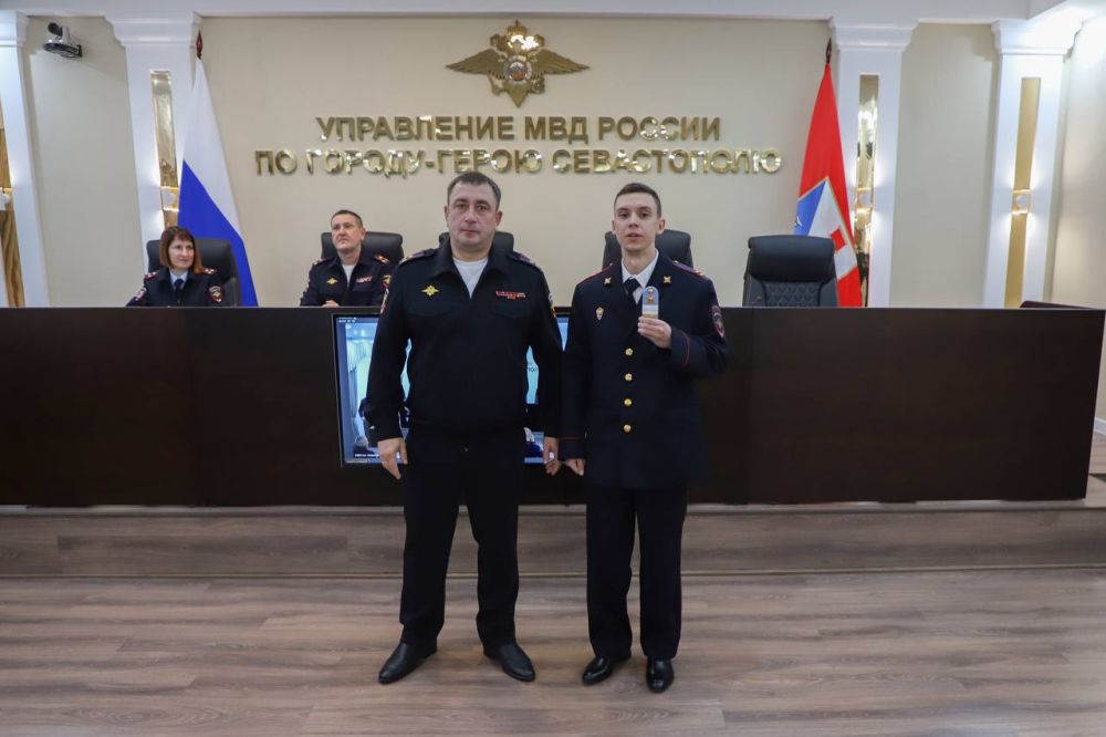 Начальник УМВД России по г. Севастополю полковник полиции Сергей Сигунов вручил новые погоны сотрудникам ОВД, получившим очередные специальные звания Начальник УМВД России по г. Севастополю полковник полиции Сергей Сигунов вручил новые погоны сотрудникам ОВД, получившим очередные специальные звания