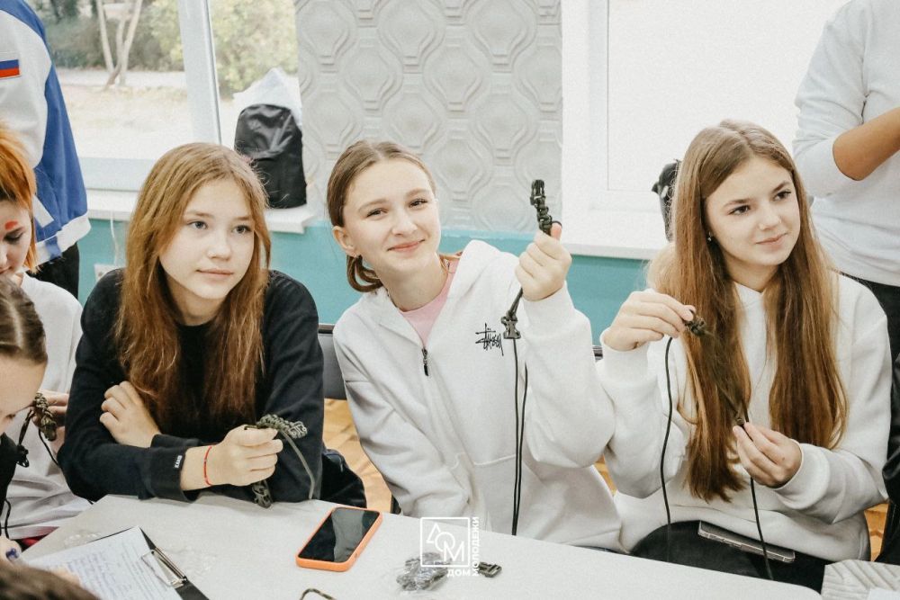 ПОБЕДА БУДЕТ ЗА НАМИ. Команда западного Дома Молодежи вместе со специалистами Движения Первых Сакского района, Волонтёрами Победы провели ряд патриотических мастер-классов в рамках смены «Движение Первых» в лагере им. Ю. Гагарина ПОБЕДА БУДЕТ ЗА НАМИ. Команда западного Дома Молодежи вместе со специалистами Движения Первых Сакского района, Волонтёрами Победы провели ряд патриотических мастер-классов в рамках смены «Движение Первых» в лагере им. Ю. Гагарина
