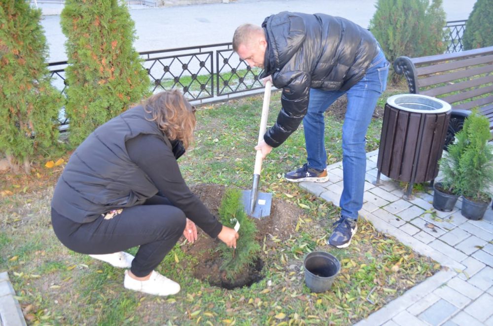 Валентина Варава: В рамках реализации регионального партийного проекта «Чистый Крым», приняла участие в экологической акции «Посади свое дерево жизни» Валентина Варава: В рамках реализации регионального партийного проекта «Чистый Крым», приняла участие в экологической акции «Посади свое дерево жизни»