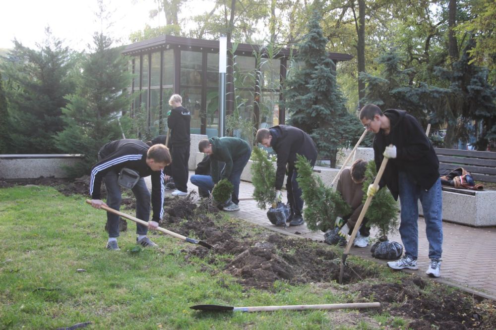 #день_чистоты. Сила в единстве! Керчь присоединилась к масштабной экологической акции «Посади свое дерево жизни».... #день_чистоты. Сила в единстве! Керчь присоединилась к масштабной экологической акции «Посади свое дерево жизни»....