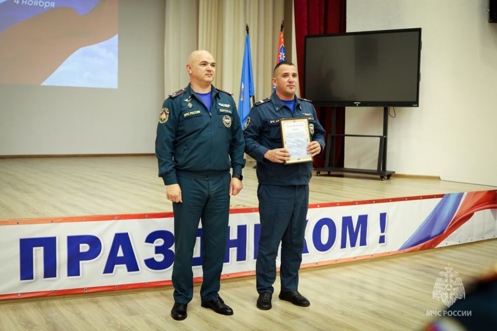 В канун Дня народного единства заместитель начальника ГУ МЧС России по Республике Крым Игорь Скуртул поздравил коллег из... В канун Дня народного единства заместитель начальника ГУ МЧС России по Республике Крым Игорь Скуртул поздравил коллег из...