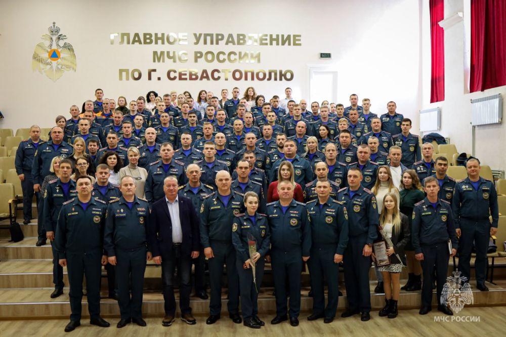 В канун Дня народного единства заместитель начальника ГУ МЧС России по Республике Крым Игорь Скуртул поздравил коллег из... В канун Дня народного единства заместитель начальника ГУ МЧС России по Республике Крым Игорь Скуртул поздравил коллег из...