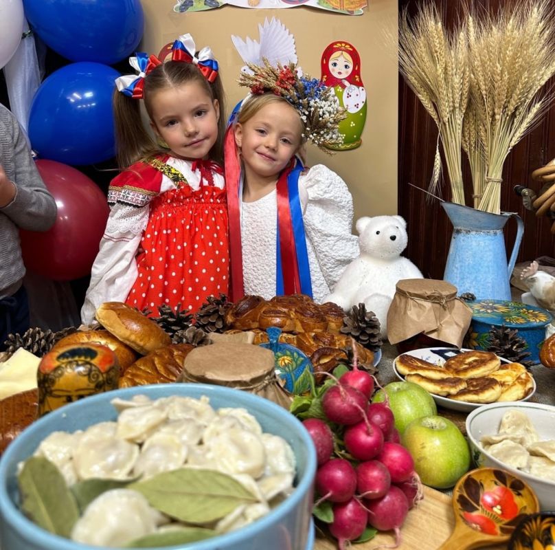 Торжественные линейки, классные часы, выставки и незабываемые праздники: показываем, как День народного единства отмечают в школах и детских садах региона Торжественные линейки, классные часы, выставки и незабываемые праздники: показываем, как День народного единства отмечают в школах и детских садах региона