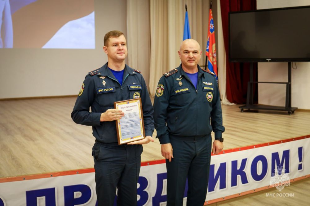 В канун Дня народного единства заместитель начальника ГУ МЧС России по Республике Крым Игорь Скуртул поздравил коллег из... В канун Дня народного единства заместитель начальника ГУ МЧС России по Республике Крым Игорь Скуртул поздравил коллег из...
