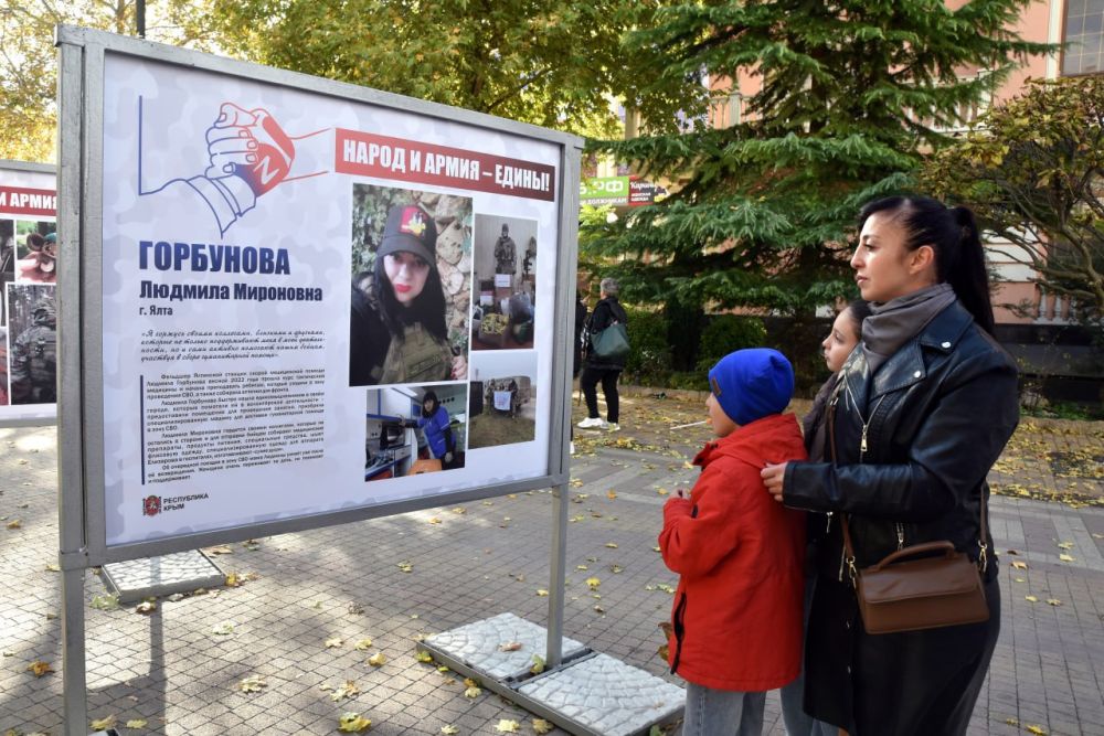 В Симферополе открылась фотовыставка «Народ и армия едины» В Симферополе открылась фотовыставка «Народ и армия едины»