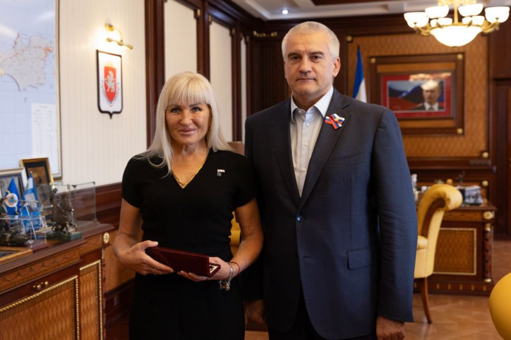 Аксёнов наградил крымских медиков, которые спасали жизни людей в Курской области Аксёнов наградил крымских медиков, которые спасали жизни людей в Курской области