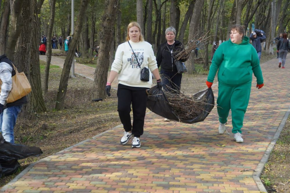 #керчане_на_субботнике. Сила в единстве! В Керчи в Казенном саду состоялся общегородской субботник. В большой уборке... #керчане_на_субботнике. Сила в единстве! В Керчи в Казенном саду состоялся общегородской субботник. В большой уборке...