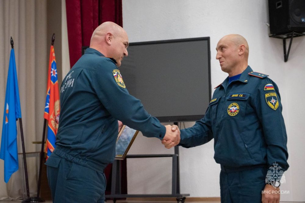 В канун Дня народного единства заместитель начальника ГУ МЧС России по Республике Крым Игорь Скуртул поздравил коллег из... В канун Дня народного единства заместитель начальника ГУ МЧС России по Республике Крым Игорь Скуртул поздравил коллег из...