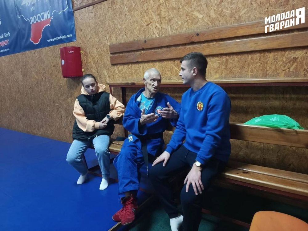 Команда Керченского местного отделения «Молодой Гвардии» поздравила заслуженного тренера Николая Алексахина с Днем тренера! Команда Керченского местного отделения «Молодой Гвардии» поздравила заслуженного тренера Николая Алексахина с Днем тренера!