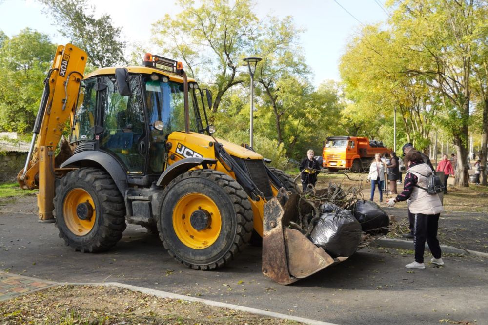 #керчане_на_субботнике. Сила в единстве! В Керчи в Казенном саду состоялся общегородской субботник. В большой уборке... #керчане_на_субботнике. Сила в единстве! В Керчи в Казенном саду состоялся общегородской субботник. В большой уборке...
