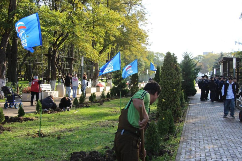 #день_чистоты. В Комсомольском парке высадили 90 туй и 4 можжевельника #день_чистоты. В Комсомольском парке высадили 90 туй и 4 можжевельника
