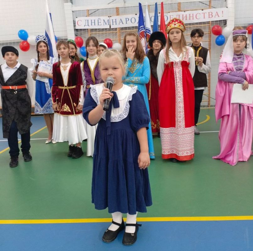Торжественные линейки, классные часы, выставки и незабываемые праздники: показываем, как День народного единства отмечают в школах и детских садах региона Торжественные линейки, классные часы, выставки и незабываемые праздники: показываем, как День народного единства отмечают в школах и детских садах региона