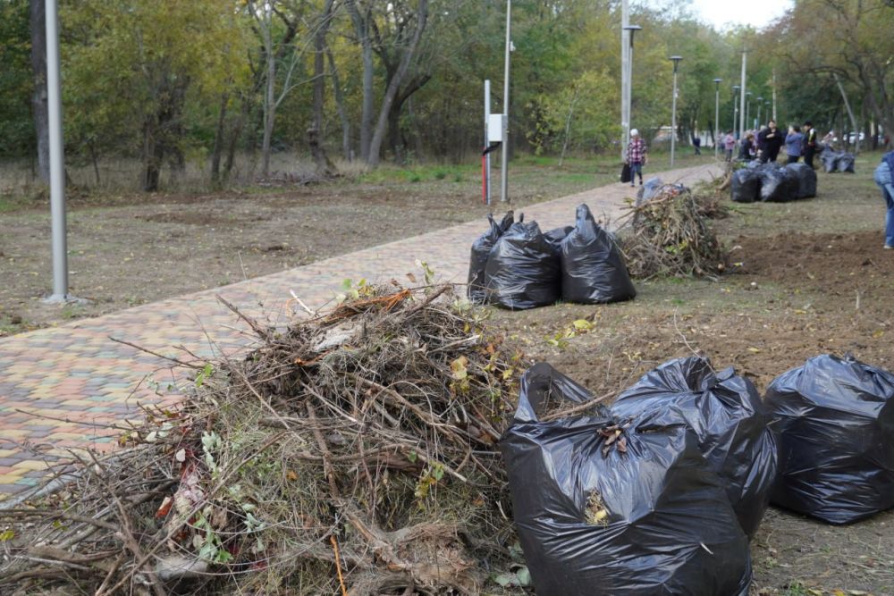 #керчане_на_субботнике. Сила в единстве! В Керчи в Казенном саду состоялся общегородской субботник. В большой уборке... #керчане_на_субботнике. Сила в единстве! В Керчи в Казенном саду состоялся общегородской субботник. В большой уборке...