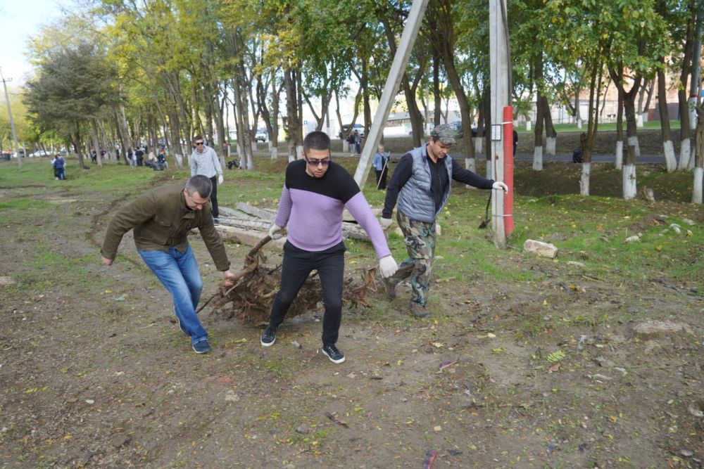#керчане_на_субботнике. Сила в единстве! В Керчи в Казенном саду состоялся общегородской субботник. В большой уборке... #керчане_на_субботнике. Сила в единстве! В Керчи в Казенном саду состоялся общегородской субботник. В большой уборке...