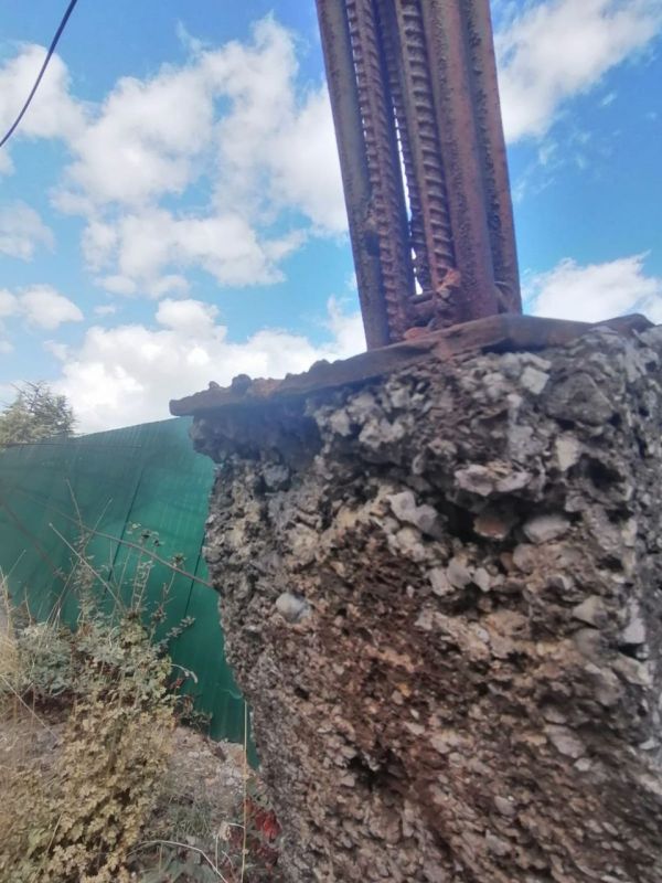 В Ялте на улице Коммунаров демонтируют аварийную арку В Ялте на улице Коммунаров демонтируют аварийную арку