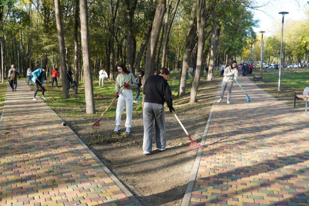 #керчане_на_субботнике. Сила в единстве! В Керчи в Казенном саду состоялся общегородской субботник. В большой уборке... #керчане_на_субботнике. Сила в единстве! В Керчи в Казенном саду состоялся общегородской субботник. В большой уборке...
