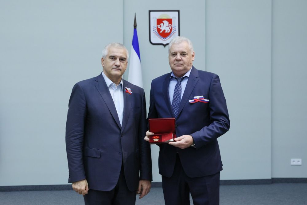 Аксенов наградил крымчан в преддверии Дня народного единства Аксенов наградил крымчан в преддверии Дня народного единства