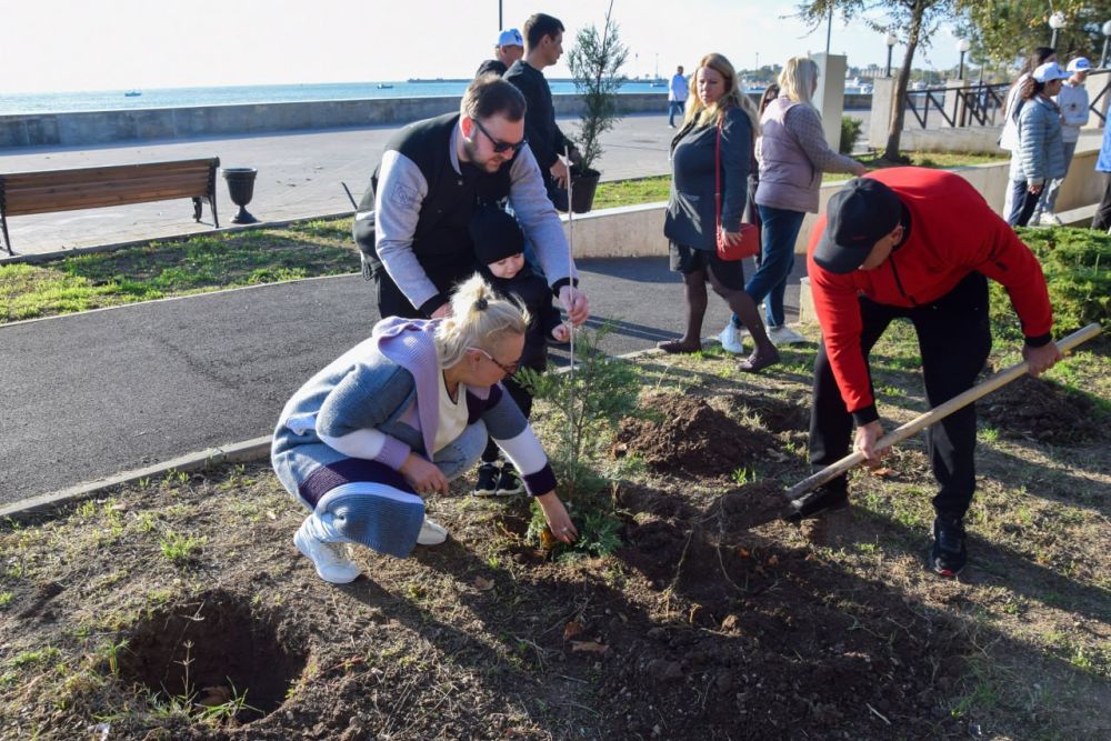 В Евпатории прошла экологическая акция «Посади свое дерево жизни» В Евпатории прошла экологическая акция «Посади свое дерево жизни»